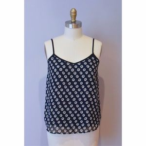 Tank top with daisy print.